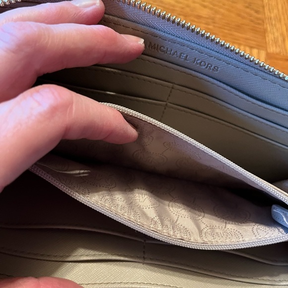 🍁Like New Michael Kors Wallet🌲 - Picture 6 of 16